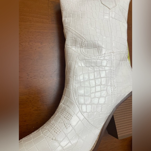 ViVI Elegant White Sneakers - Picture 10 of 14